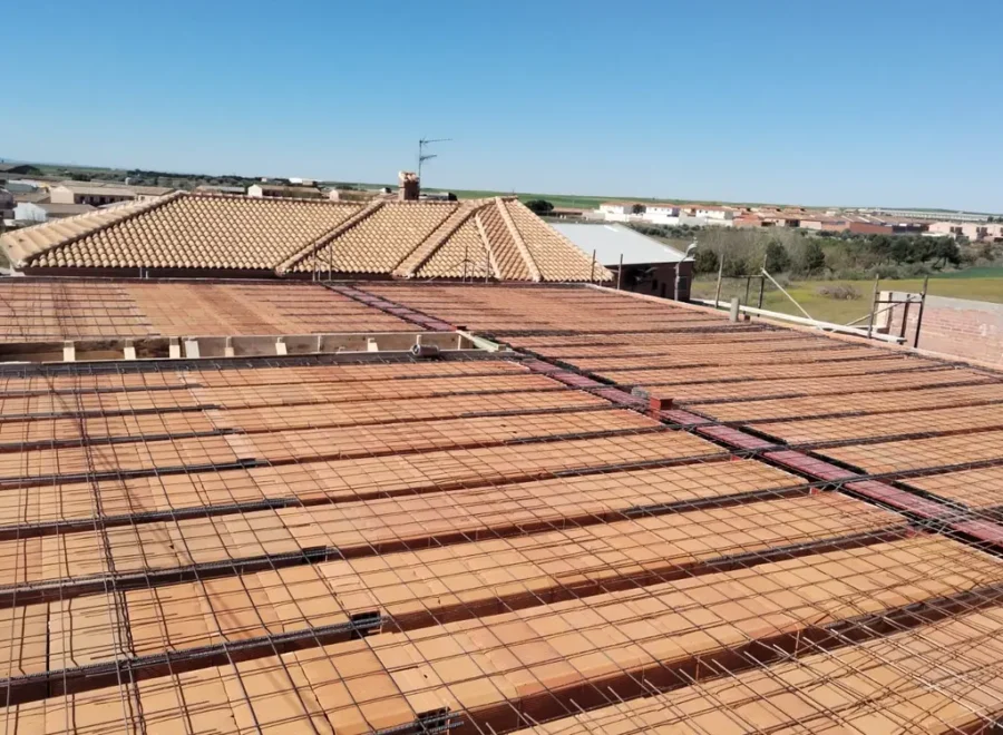 Vista general de un forjado con bovedillas, armaduras y mallazo