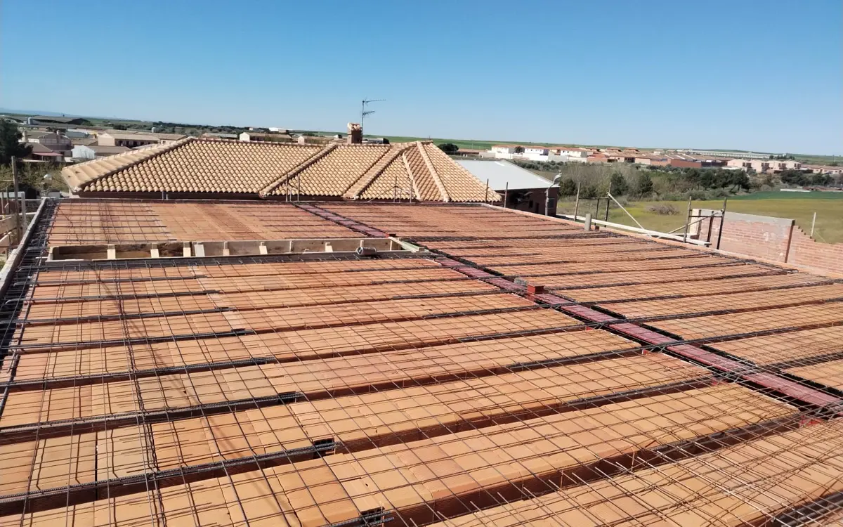 Vista general de un forjado con bovedillas, armaduras y mallazo