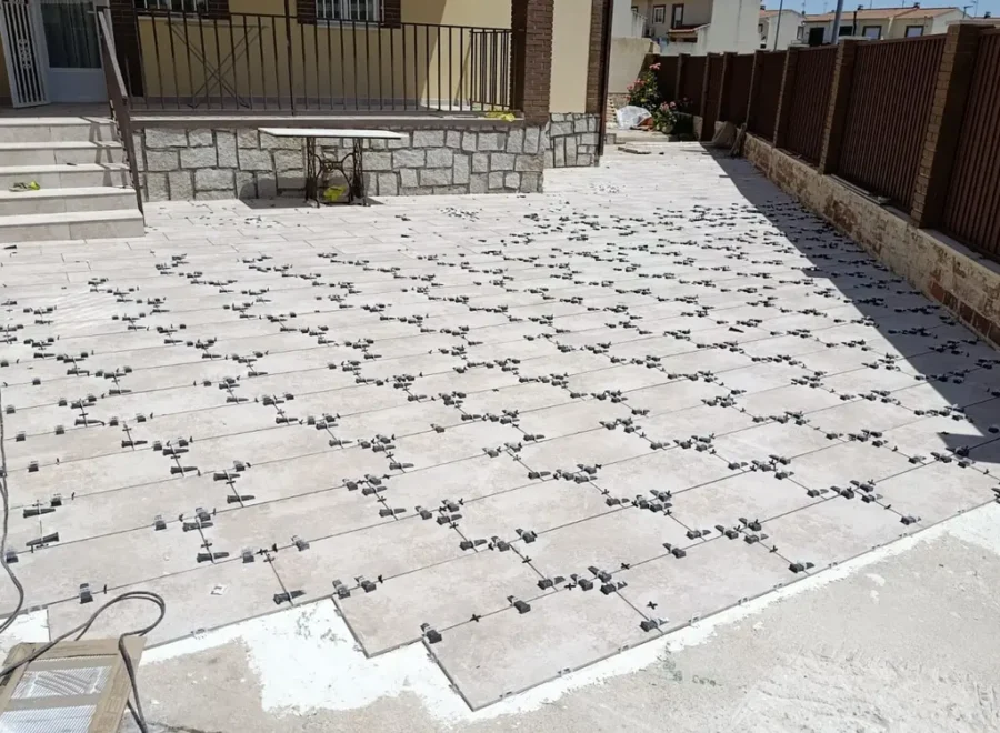 Patio y escaleras durante la colocación del nuevo pavimento exterior