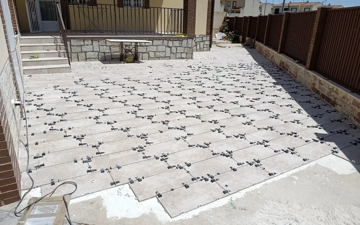 Patio y escaleras durante la colocación del nuevo pavimento exterior