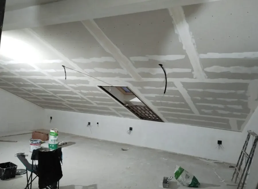Buhardilla con placas de yeso laminado y tratamiento de juntas