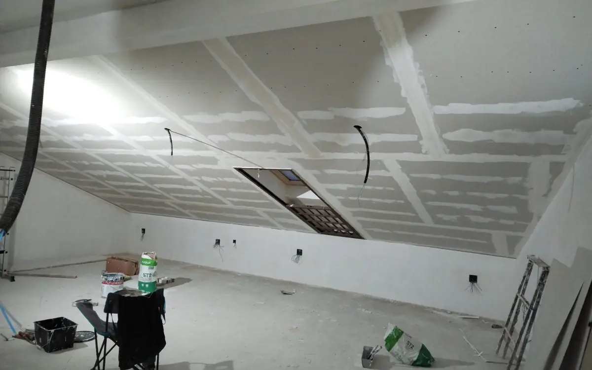 Buhardilla con placas de yeso laminado y tratamiento de juntas