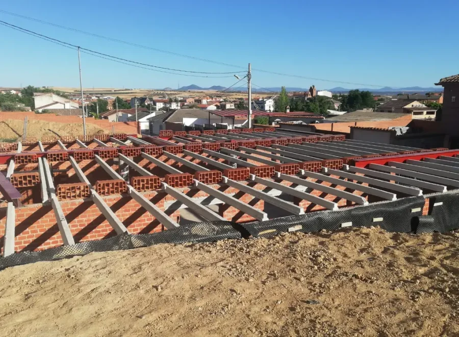 Vista general del montaje de viguetas y bovedillas sobre una estructura
