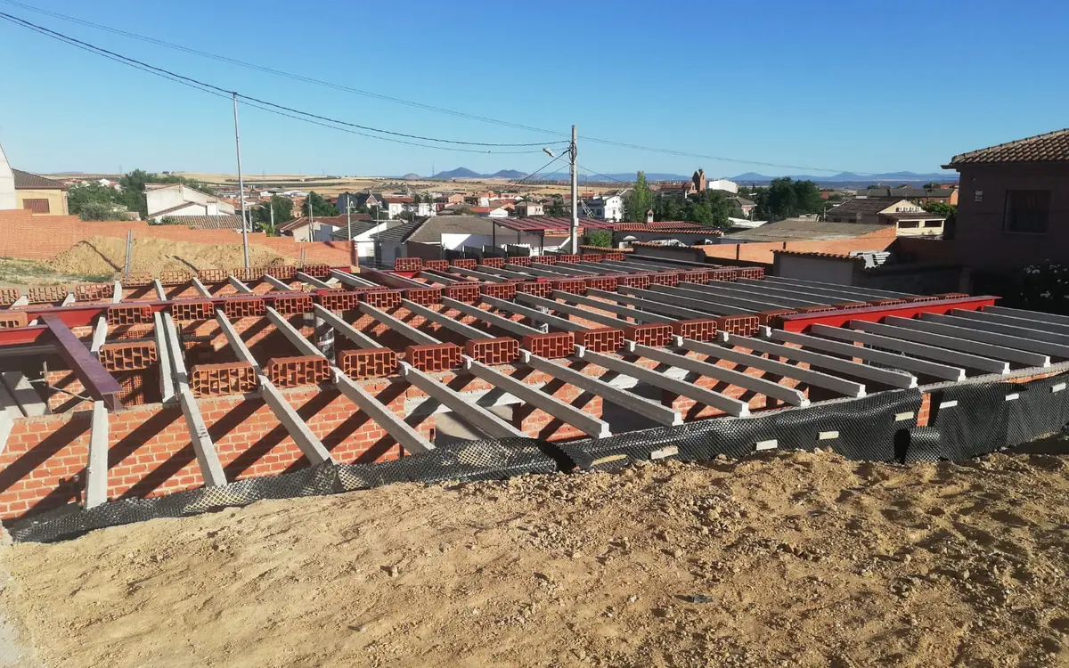Vista general del montaje de viguetas y bovedillas sobre una estructura