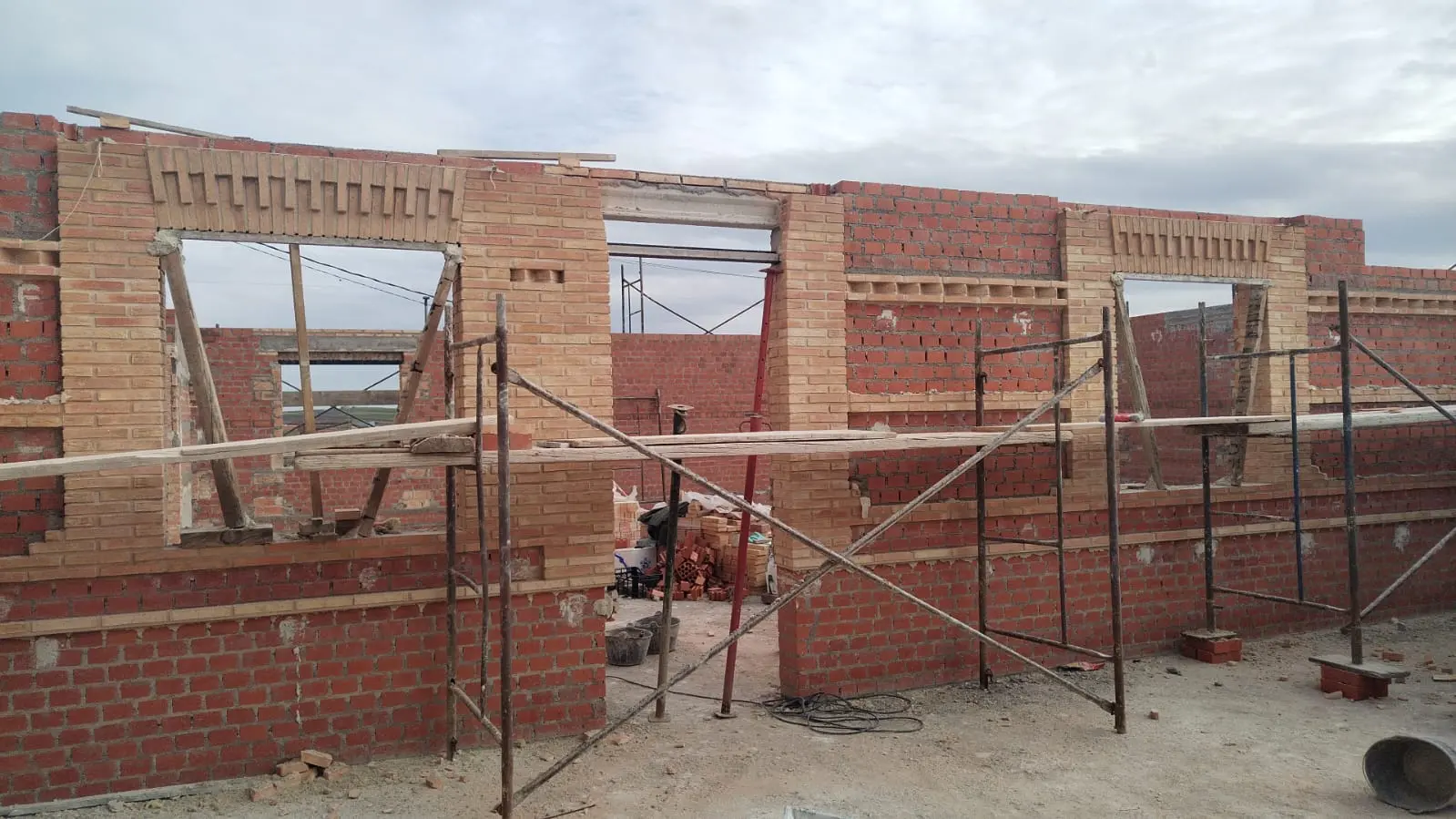 Muros de fábrica y huecos durante la ejecución de una obra residencial