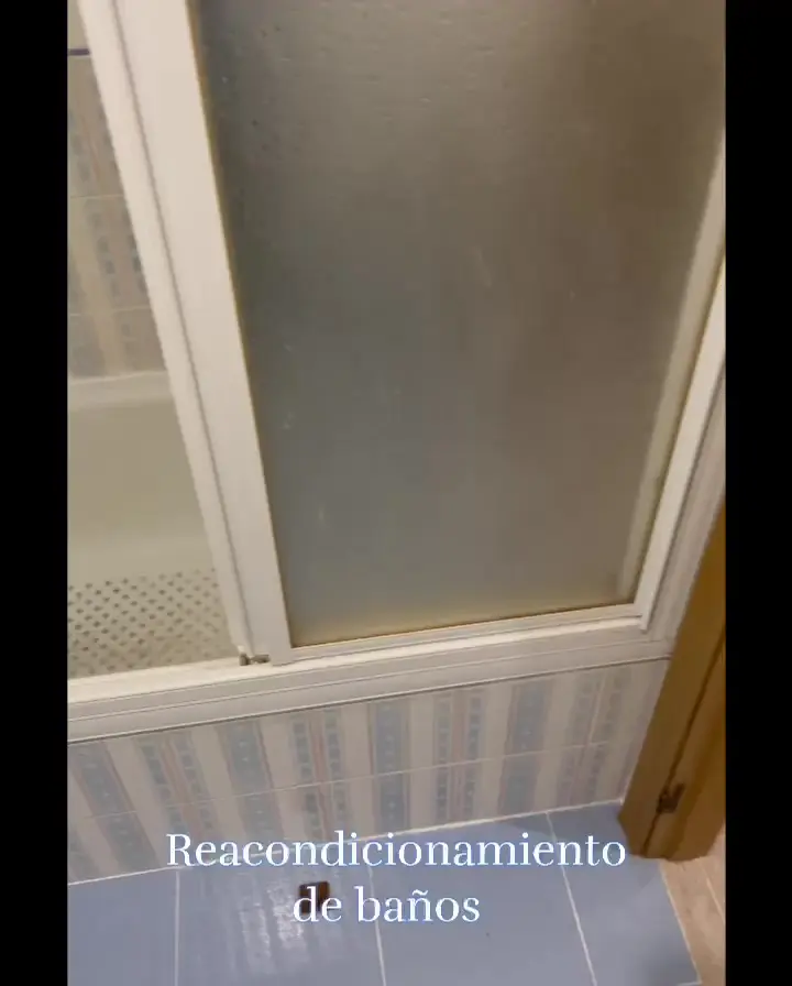 Bañera existente antes de comenzar la reforma del baño
