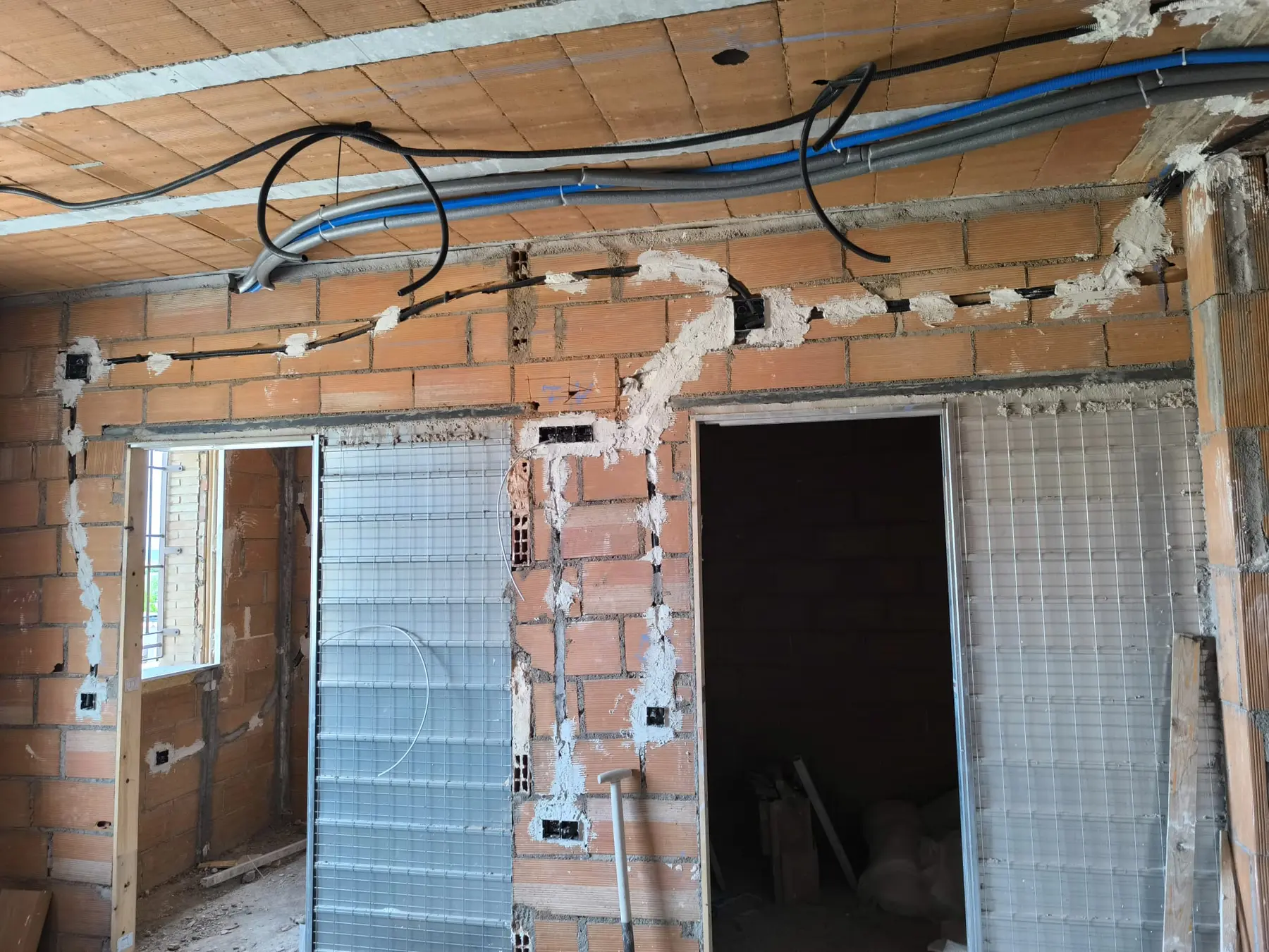 Instalación de un casoneto empotrado para puertas correderas