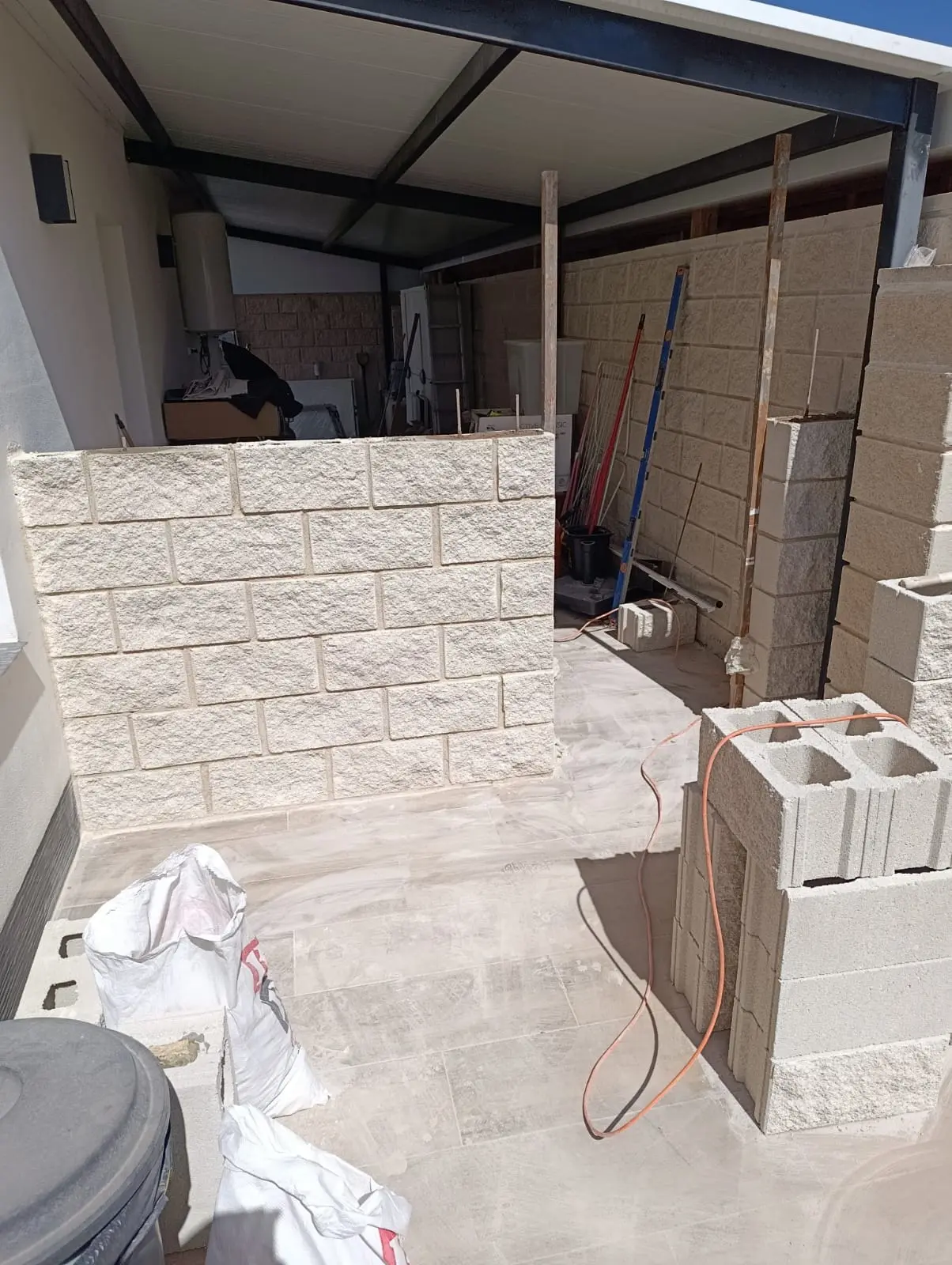Ejecución de un cerramiento de obra con bloque