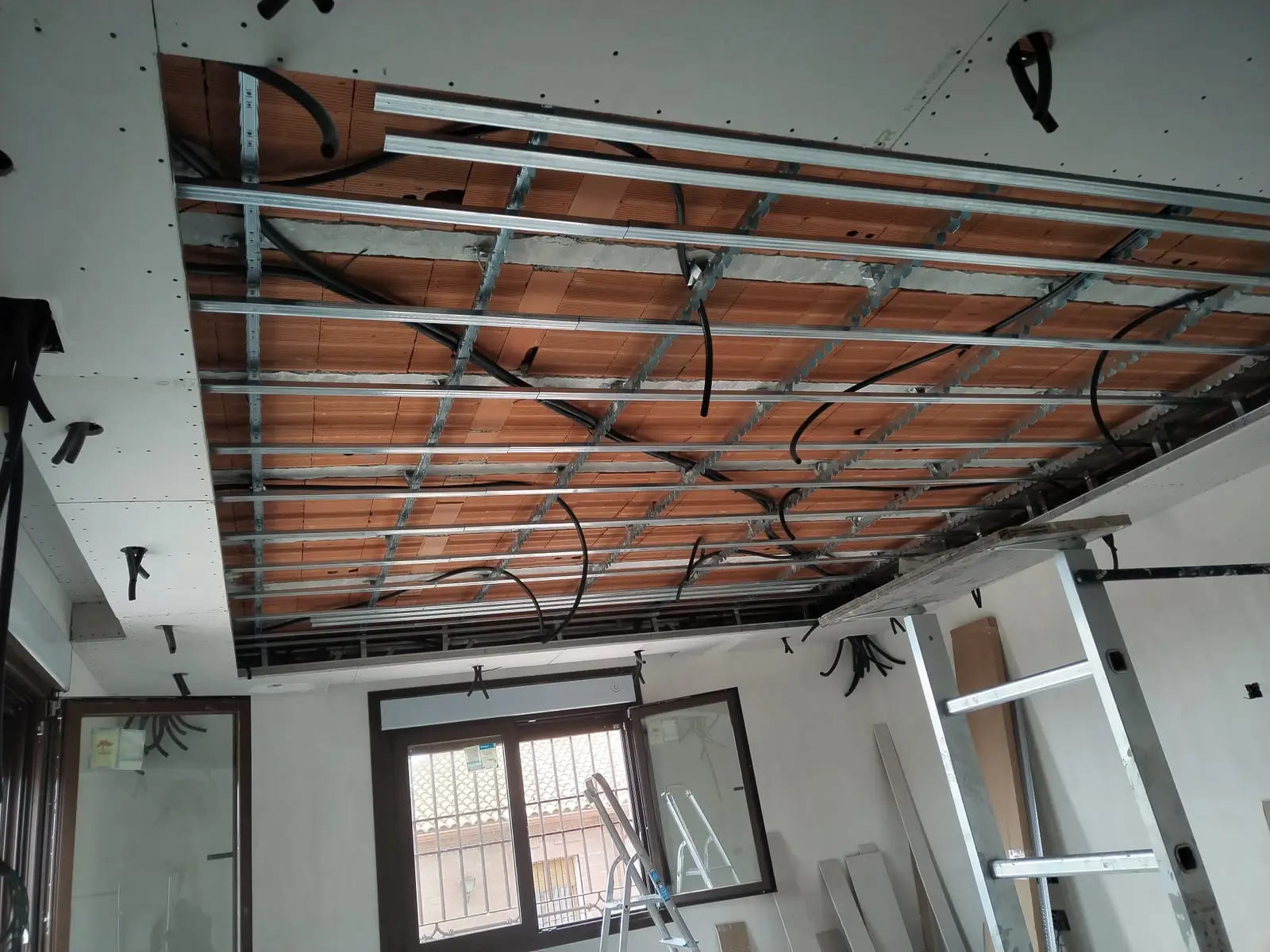 Estructura metálica y conducciones para ejecutar un techo de pladur