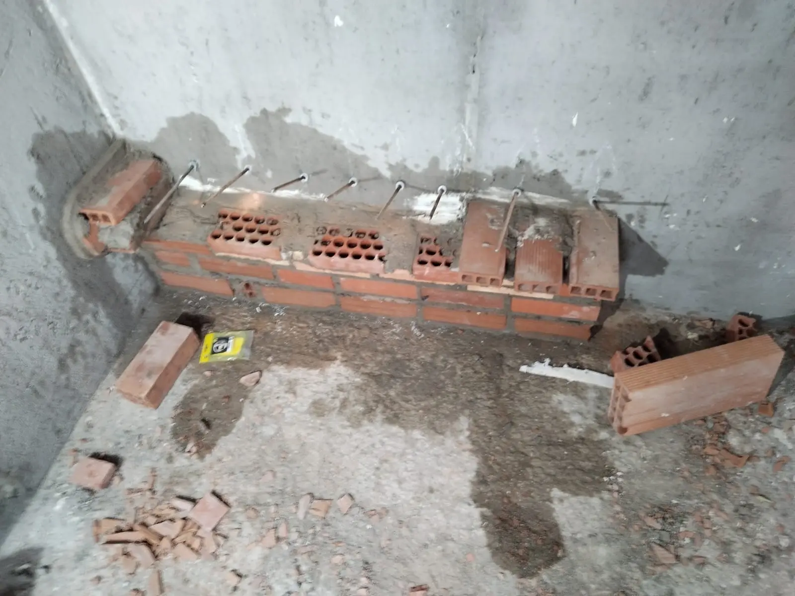 Replanteo de la base y anclajes para un banco de obra en la ducha