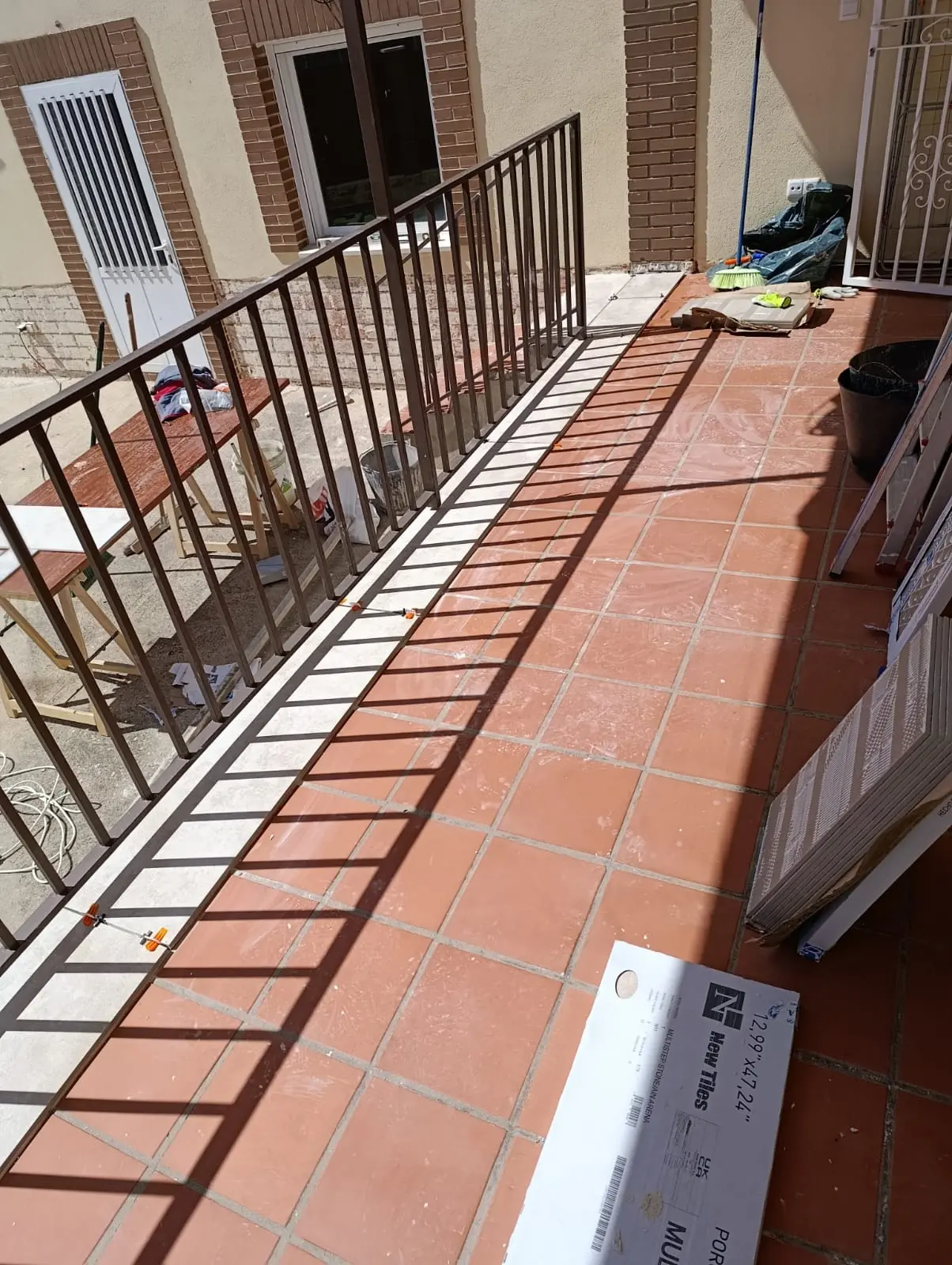 Terraza con pavimento original antes de la renovación