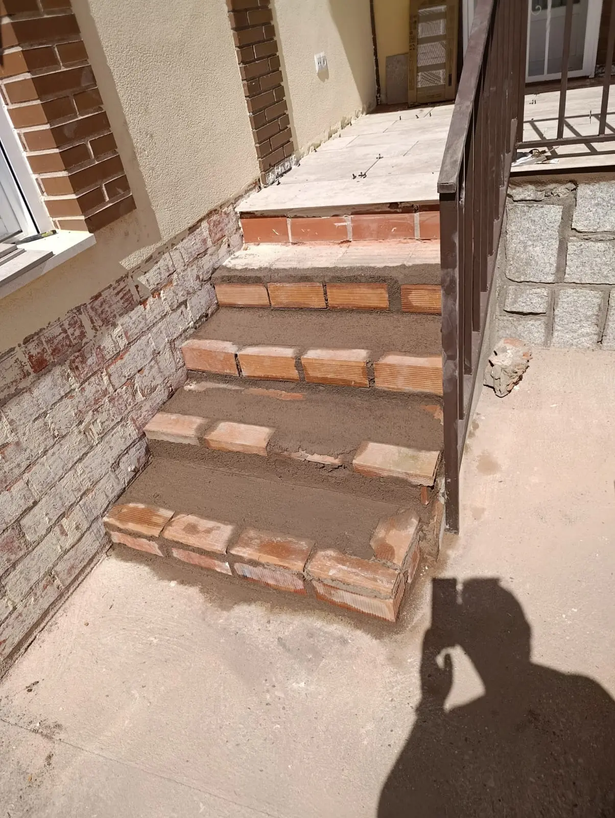 Formación y regularización de los peldaños de la escalera exterior