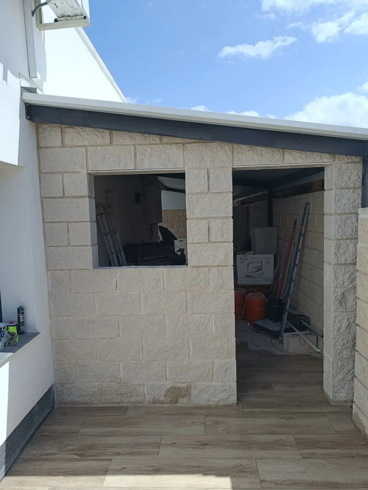 Formación de huecos de puerta y ventana en un cerramiento de bloque