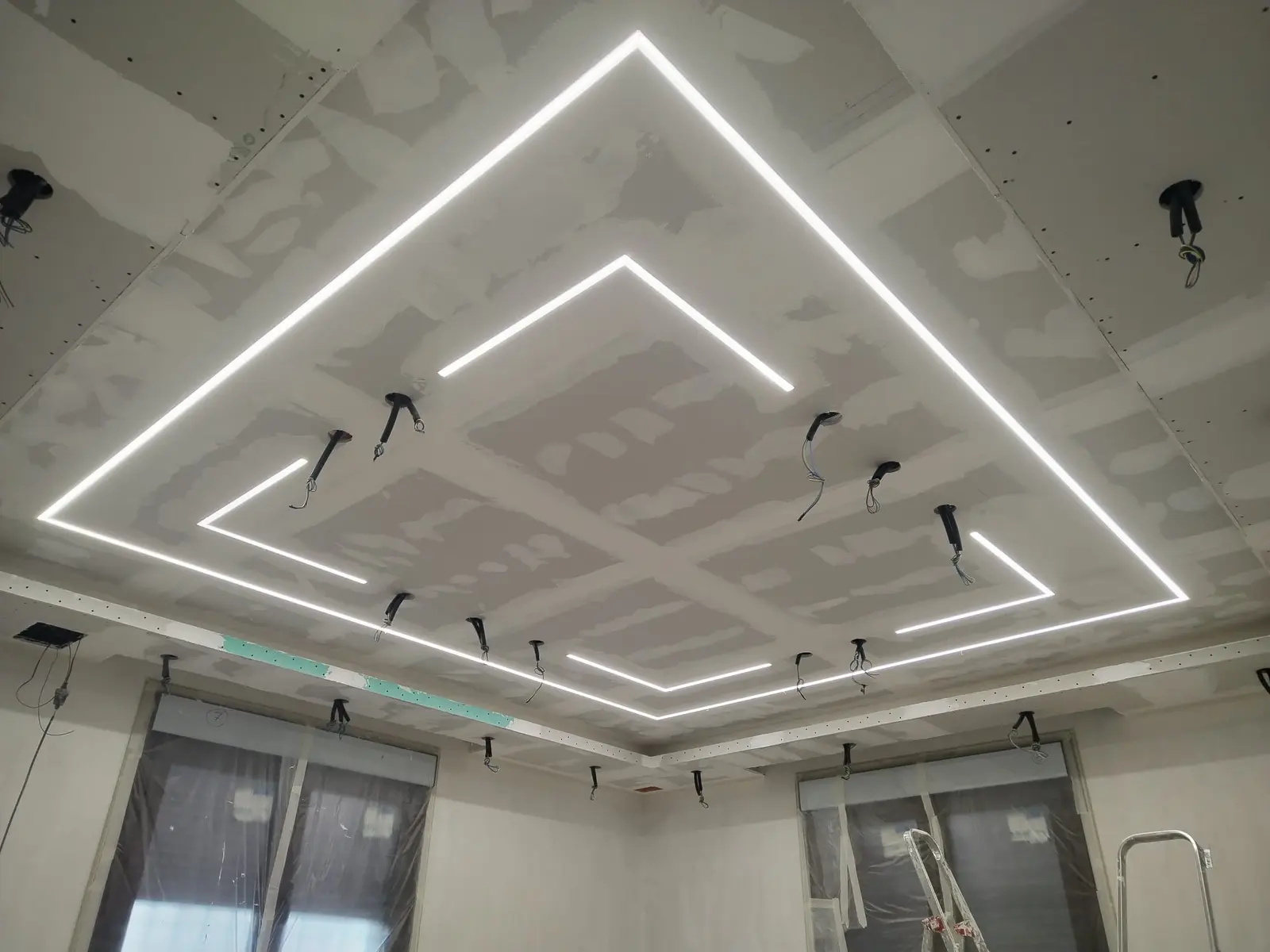 Líneas de iluminación LED integradas en un techo de pladur