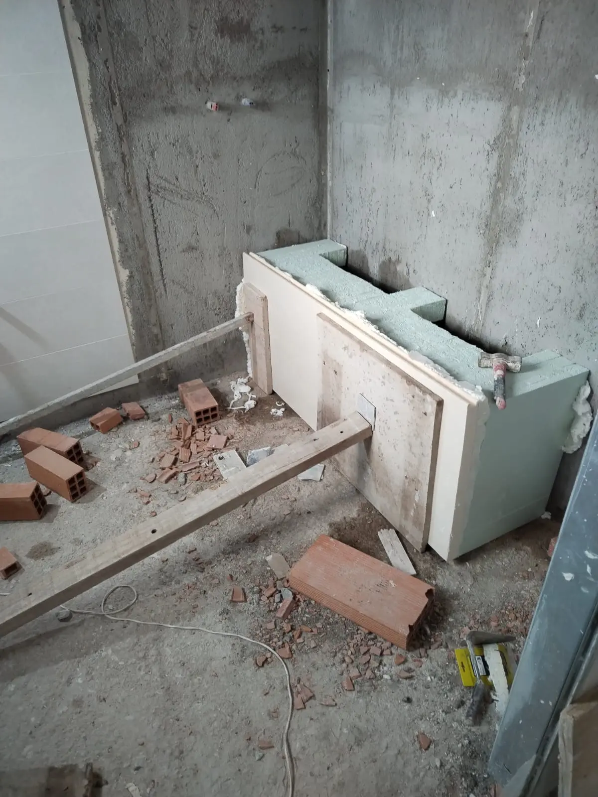 Montaje de la estructura a medida para formar un banco curvo en la ducha
