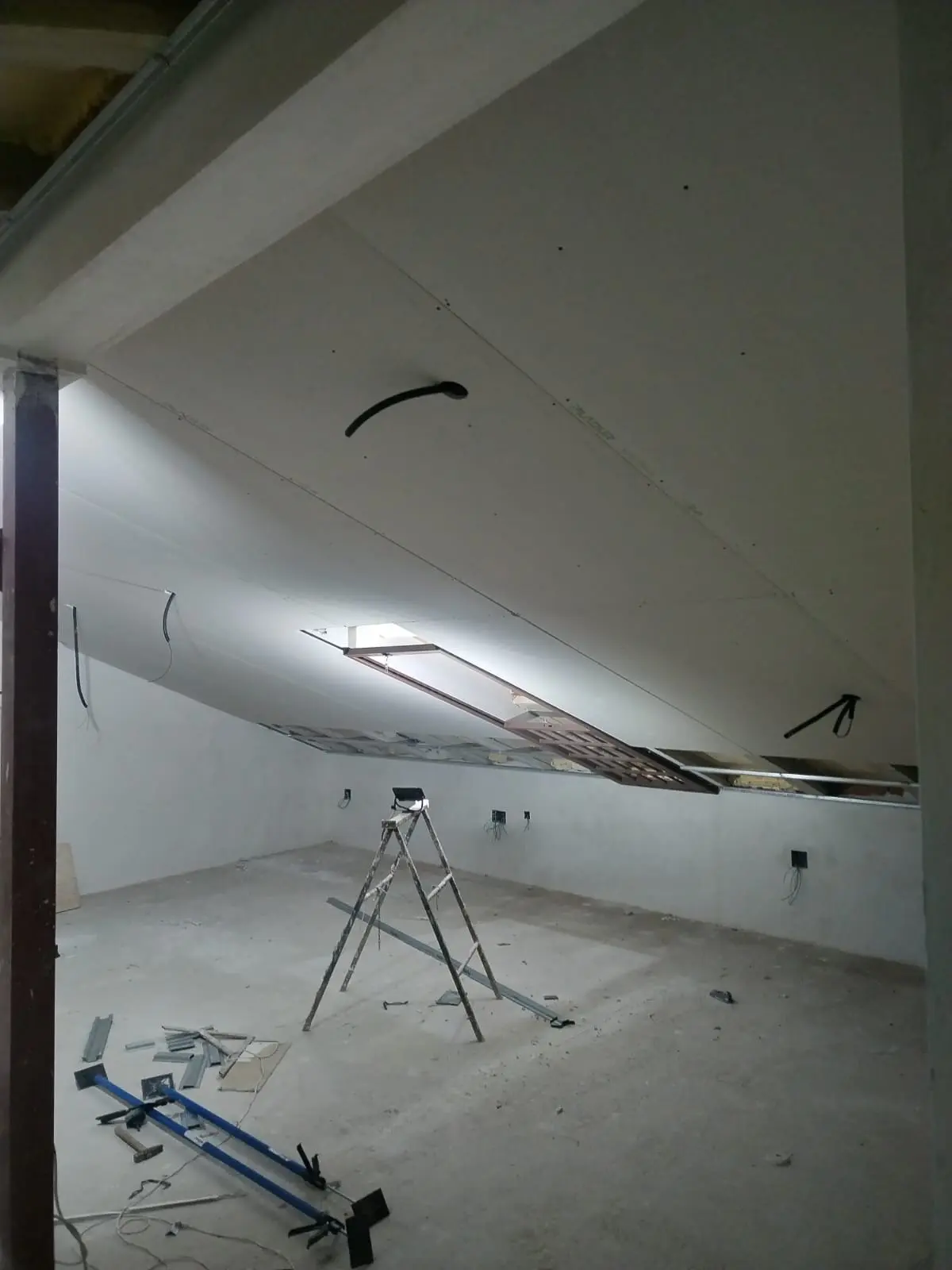 Pladur adaptado a la pendiente de la cubierta y a una ventana de tejado