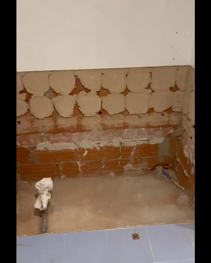 Zona del baño tras retirar la bañera y los revestimientos necesarios