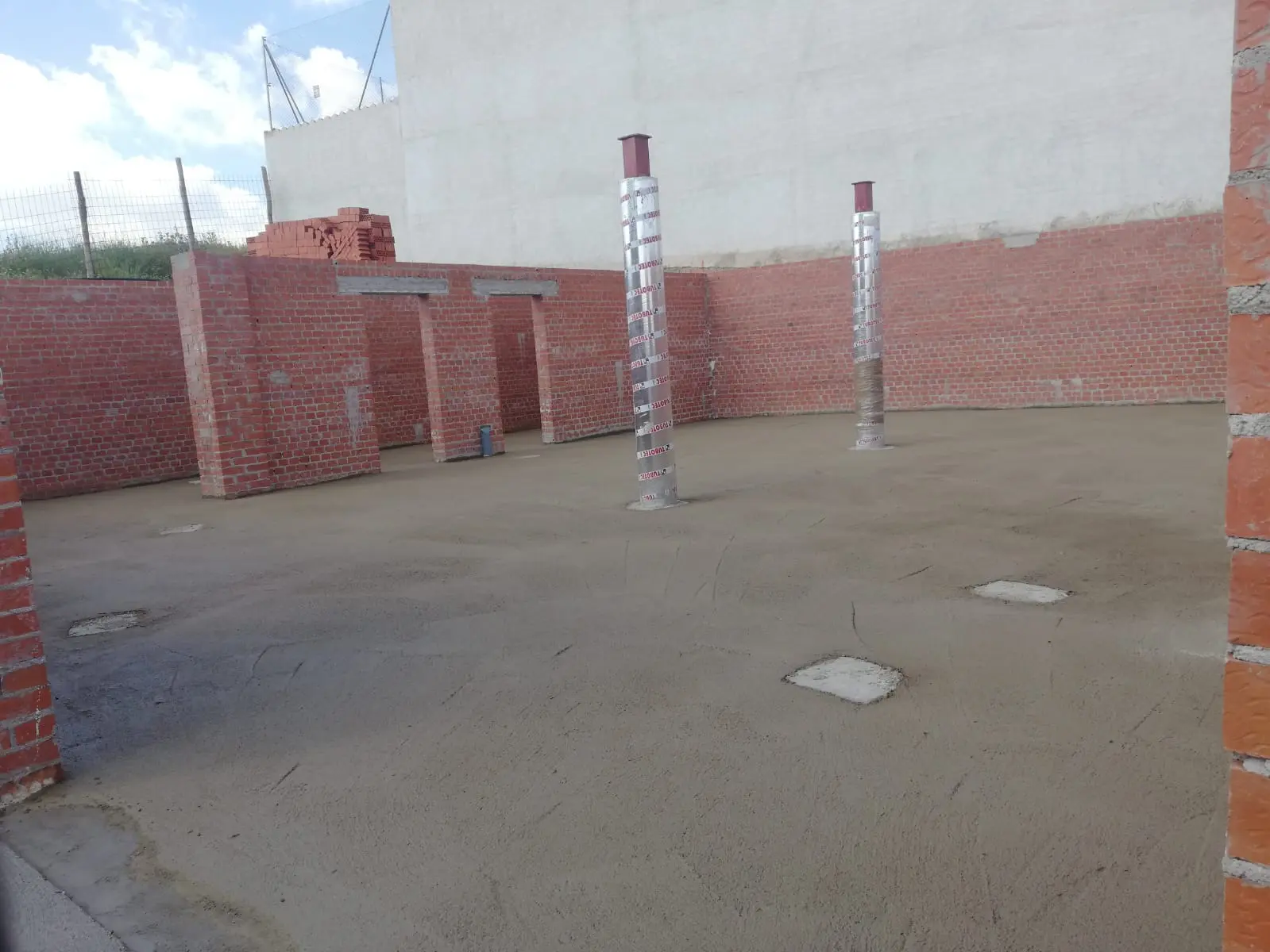 Superficie de hormigón ejecutada entre muros y pilares metálicos