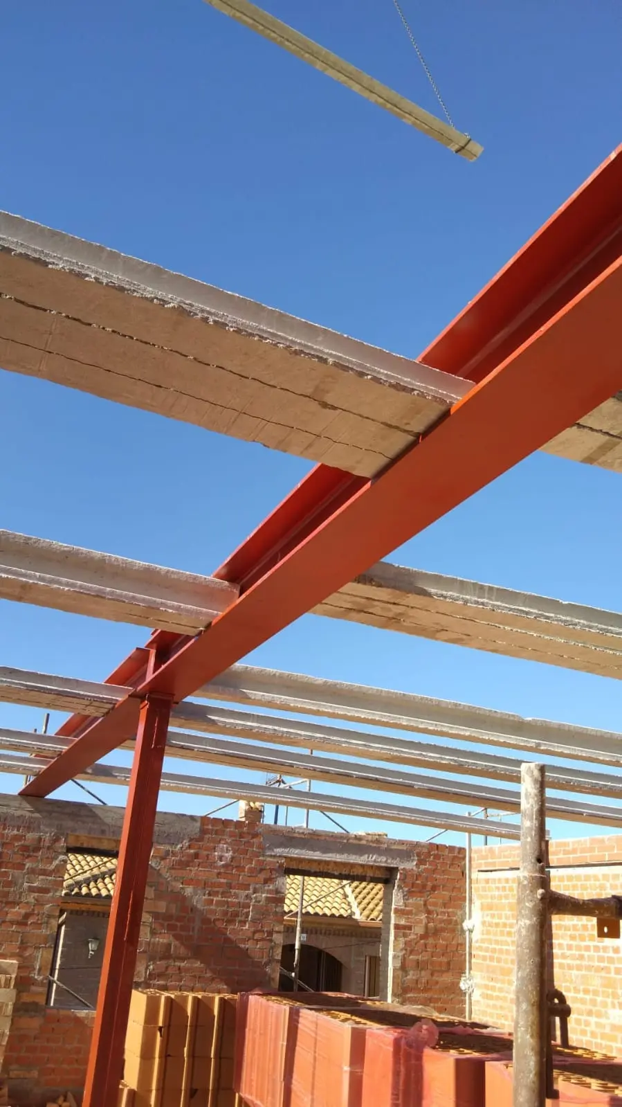 Montaje de viguetas sobre una viga metálica en una obra residencial