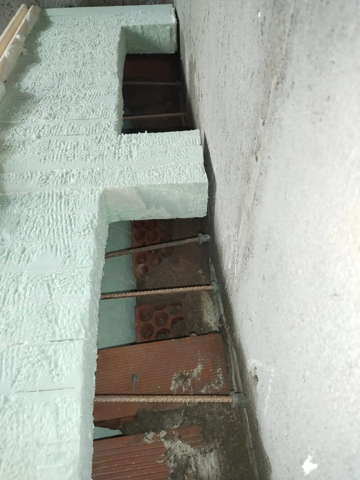 Detalle de anclaje y refuerzo durante la ejecución del banco de ducha