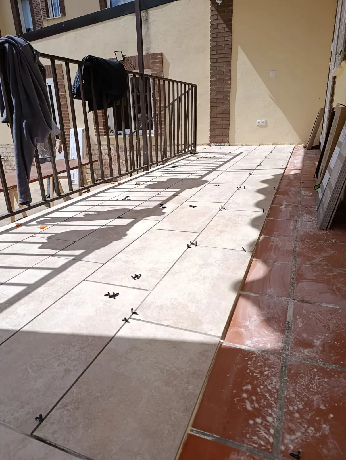 Colocación del nuevo pavimento en una terraza exterior