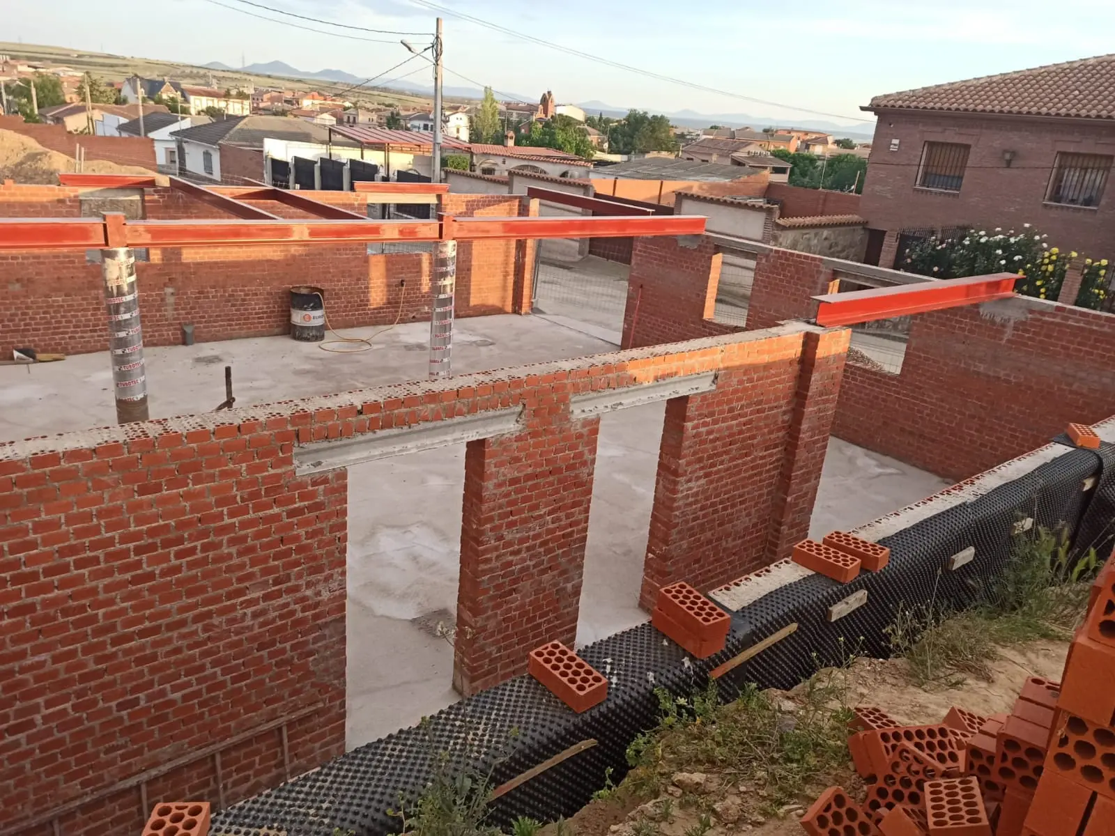 Vigas metálicas principales apoyadas sobre muros de fábrica y pilares