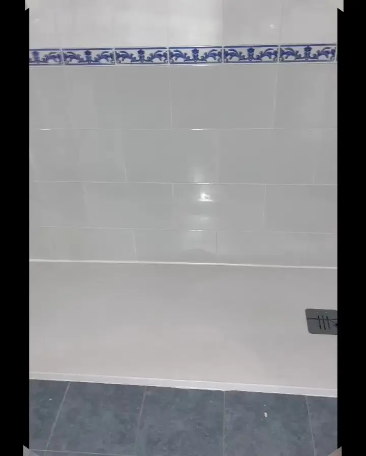 Nuevo plato de ducha instalado con revestimientos coordinados