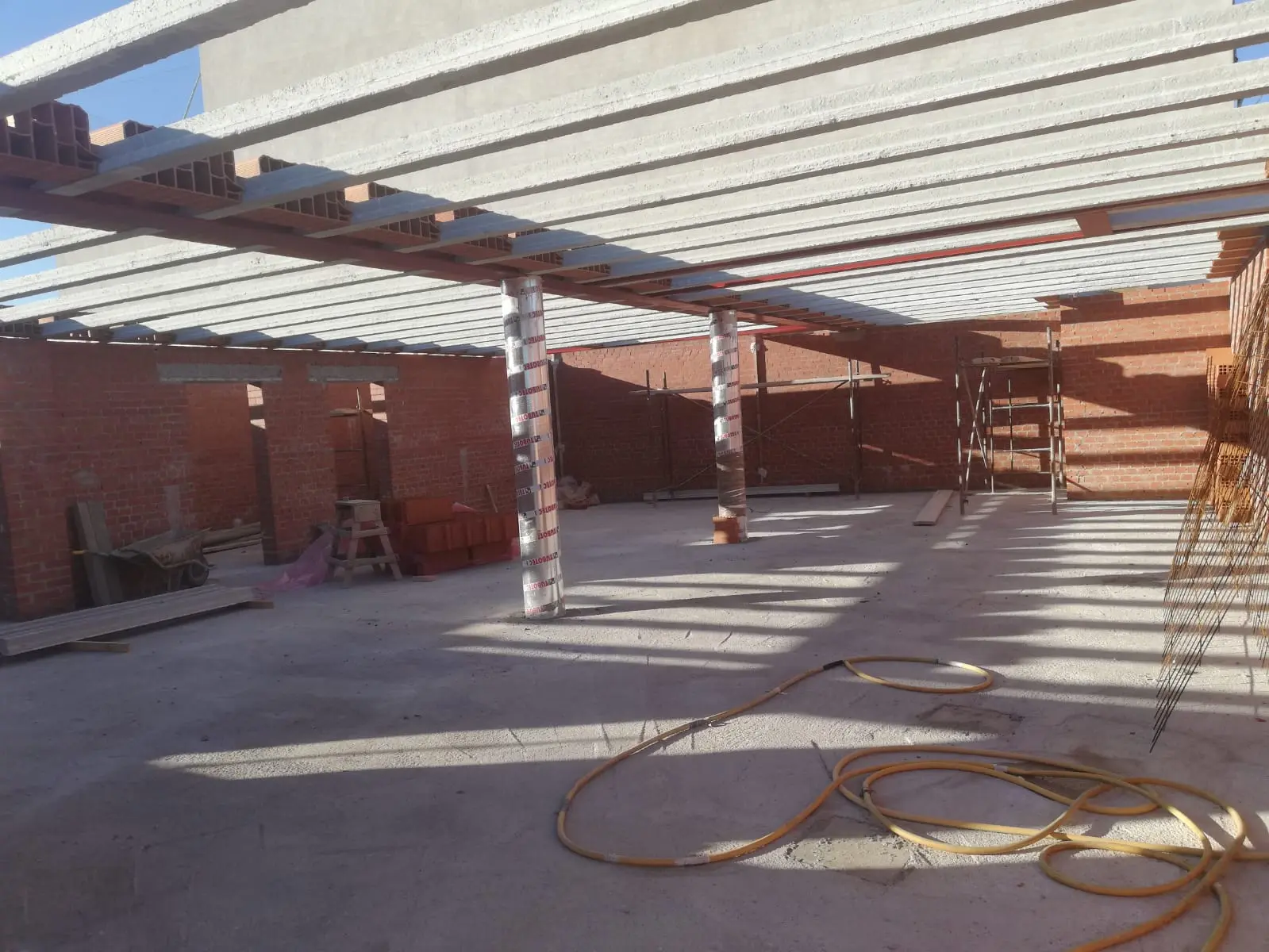 Colocación de viguetas sobre la estructura metálica del forjado