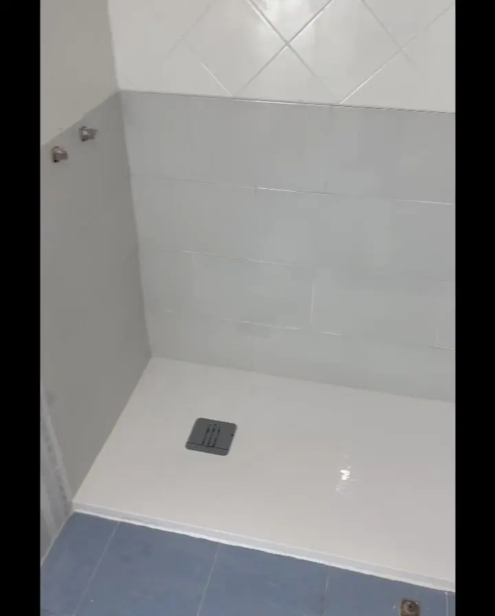 Resultado final de la sustitución de bañera por plato de ducha
