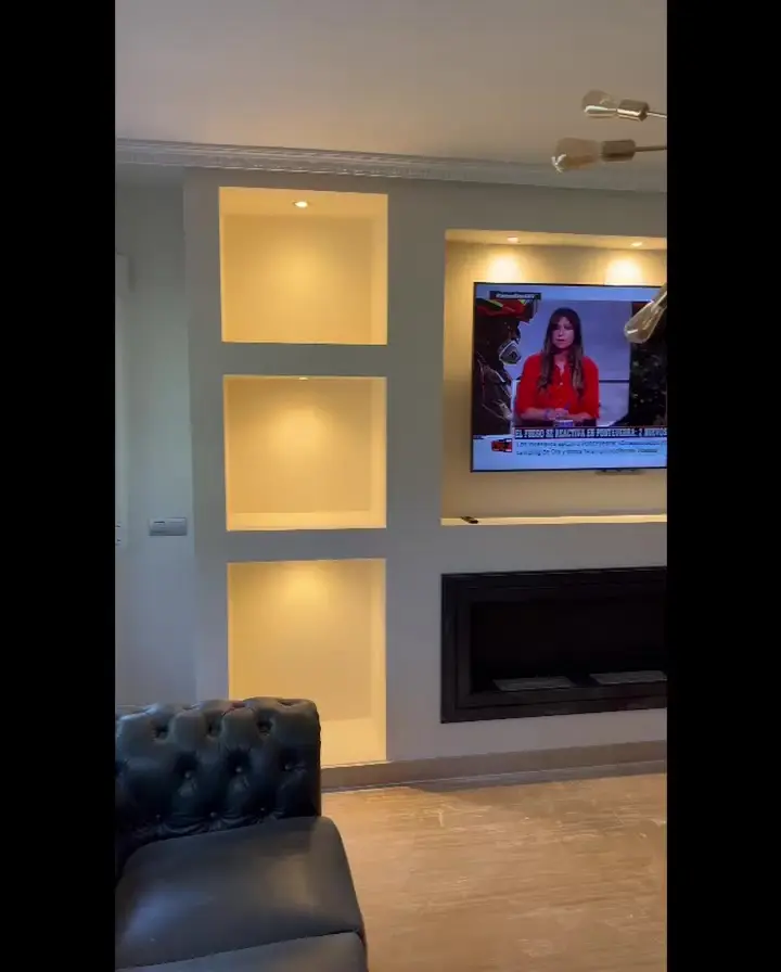 Resultado final del salón con mueble de pladur e iluminación decorativa