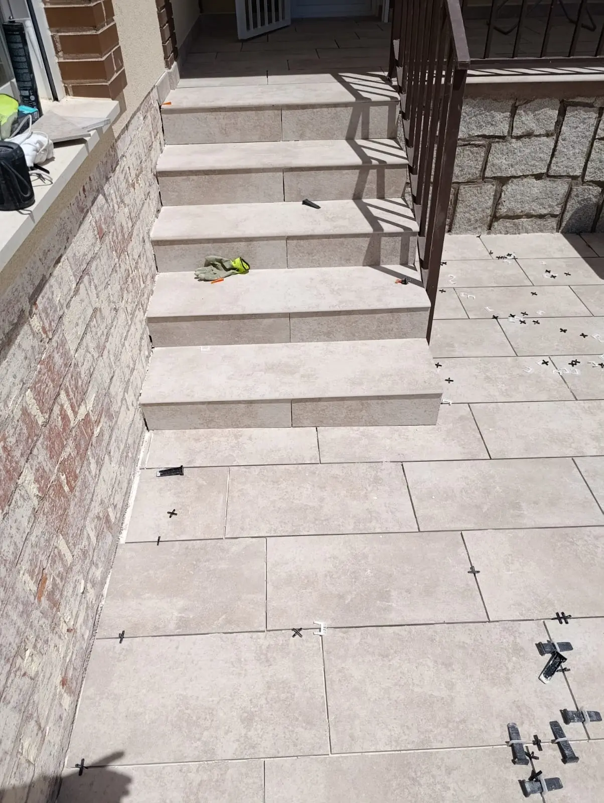 Encuentro entre las escaleras revestidas y el nuevo pavimento del patio